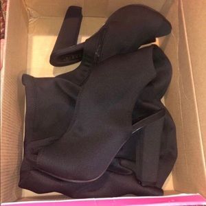 NWT Women’s knee high boots classy and beautiful